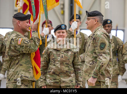 Generalleutnant Christopher G Cavoli (links), eingehende Kommandant der United States Army Europe (USAREUR), empfing die usareur Farben von Gen. Curtis M. Scaparotti (rechts), United States European Command (EUCOM) Commander während der usareur Annahme des Befehls Zeremonie auf Lehm Kaserne in Wiesbaden, Deutschland 18.01.2018. (U.S. Armee Foto von visuellen Informationen Spezialist Volker Ramspott) Stockfoto