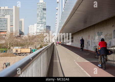 Reichsbrucke auf die Donau Blick auf das Internationale Zentrum, Fußgänger- und Radweg, Wien Österreich April 11,2018. Stockfoto