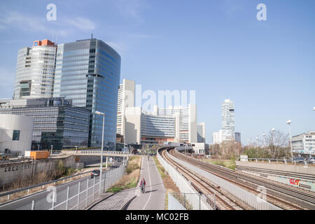 Tech Gate Gebäude links und das Vienna International Centre (VIC), Campus und Gebäude das Büro der Vereinten Nationen hosting bei Wien, Wien Aus Stockfoto