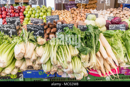 Verschiedene Gemüse am Markt stehen Stockfoto