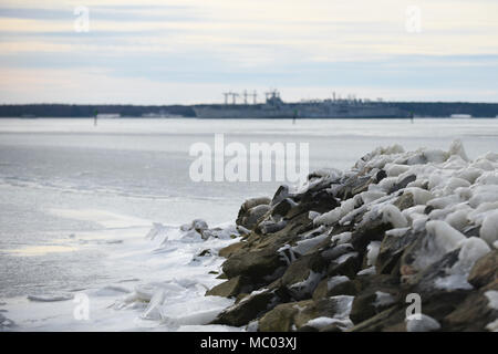 Eis bildet sich an den Felsen von einem Steg auf dem James River nach Sturm Grayson an Joint Base Langley-Eustis, Va., Nov. 8, 2018. Wintersturm Grayson unleashed Böen von 40 bis 60 MPH, starker Schneefall und Links der Ostküste mit frostigen Temperaturen. (U.S. Air Force Foto von älteren Flieger Kaylee Dubois) Stockfoto