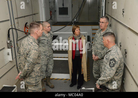 Us Air Force General John Hyten, Kommandeur der US Strategic Command (USSTRATCOM); seine Frau Laura; und Chief Master Sgt. Patrick McMahon, Senior Eingetragen von USSTRATCOM, sprechen mit Oberst David Miller, 341 Instandhaltungsgruppe Commander und Senior Airman Richard Straniere, 341 Instandhaltungsgruppe Betreuer, während einer Tournee eine Nutzlast Transporter in der Bucht bei Malmstrom Air Force Base, Mont., Jan. 16, 2018. Während ihres Besuchs, die Hytens und McMahon met mit Sockel Führer und Flieger sie für ihre Unterstützung zu USSTRATCOM der Abschreckung Mission zu danken. Sie tourten auch Einrichtungen im Th Stockfoto