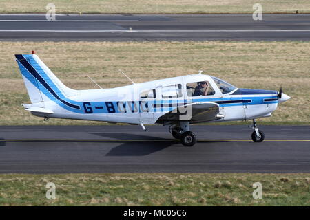 G-BODD, eine Piper PA -28-161 Cherokee Krieger II durch den Waddington Flying Club betrieben, bei einem Besuch in Prestwick Airport in Ayrshire. Stockfoto