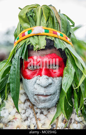 Porträt eines Schwarzen Mama kulturelle Gruppe Frau mit roten und weißen Gesicht malen, Mount Hagen Show, Papua-Neuguinea Stockfoto