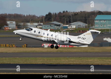 SP-Tat, eine Beechcraft Beechjet 400A durch die Polnische Flugzeuge betrieben Charters Smart Jet, Abfahrt vom Flughafen Prestwick, Ayrshire, Schottland. Stockfoto