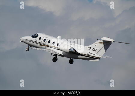 SP-Tat, eine Beechcraft Beechjet 400A durch die Polnische Flugzeuge betrieben Charters Smart Jet, Abfahrt vom Flughafen Prestwick, Ayrshire, Schottland. Stockfoto