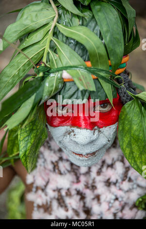 Porträt eines Schwarzen Mama kulturelle Gruppe Frau mit roten und weißen Gesicht malen, Mount Hagen Show, Papua-Neuguinea Stockfoto