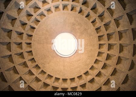 Blick auf das Pantheon Kuppel Bohrung/Oculus/, Rom, Italien zentriert. Stockfoto