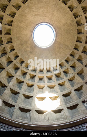 Nach oben Blick auf das Pantheon Kuppel Bohrung/Oculus/, Rom, Italien. Stockfoto