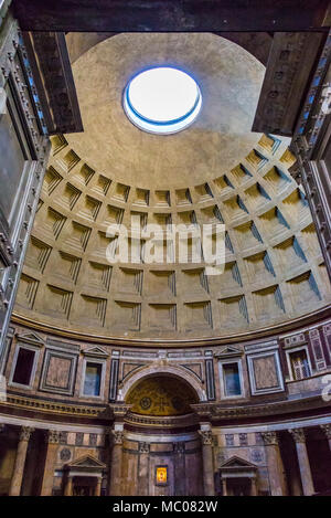 Blick vom Pantheon Eingang zur Kuppel Bohrung/Oculus/, Rom, Italien. Stockfoto