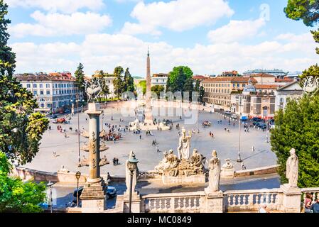 Panoramablick auf die Piazza del Popolo mit Touristen Sightseeing. Stockfoto