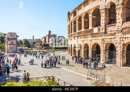 Rom, Italien, 24. April 2017. Seitliche Sicht auf das Kolosseum an einem sonnigen Frühlingstag. Stockfoto