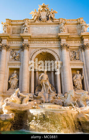Den berühmten Trevi-Brunnen in Rom, Italien, an einem sonnigen Tag. Stockfoto
