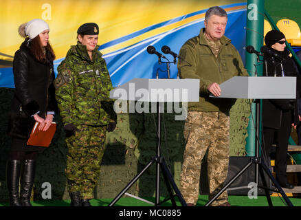 Yavoriv, Ukraine - der ukrainische Präsident Petro Poroschenko und Julie Payette, der Generalgouverneur von Kanada Adressen eine Gruppe von US-, Ukrainisch und kanadische Soldaten während einer Zeremonie an der Yavoriv Combat Training Center (CTC) Hier 14.01.18. Während der Zeremonie Poroschenko präsentiert Ukrainische Soldaten mit Auszeichnungen für hervorragenden Service, während Payette die laufenden internationalen militärischen Zusammenarbeit an den CTC gelobt. (U.S. Armee Foto von Sgt. Alexander Rektor) Stockfoto