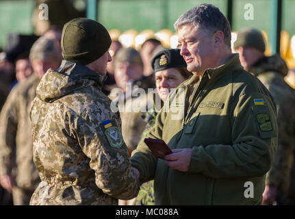 Yavoriv, Ukraine - der ukrainische Präsident Petro Poroschenko präsentiert einen Preis an einen ukrainischen Soldaten während einer Zeremonie an der Yavoriv Combat Training Center (CTC) Hier 14.01.18. Während der Zeremonie Poroschenko, als auch Julie Payette, der Generalgouverneur von Kanada an die Truppen in Anwesenheit. (U.S. Armee Foto von Sgt. Alexander Rektor) Stockfoto