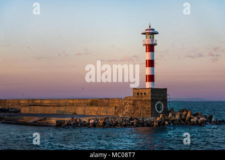 Sonnenuntergang über den Leuchtturm von Bourgas Sea Shore Stockfoto