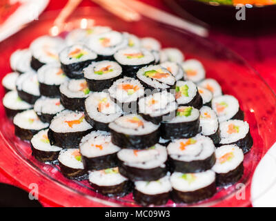 Nahaufnahme von einem Teller voll von Sushi rollen. Stockfoto