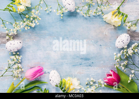 Ostern Hintergrund. Ein Frame von Frühlingsblumen und Ostereier. Kopieren Sie Platz. Stockfoto