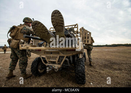 Us-Marines und Matrosen mit Bataillon Landung Team, 2.BATAILLON, 6 Marine Regiment, 26 Marine Expeditionary Unit (MEU), einem simulierten Unfall Last auf ein Dienstprogramm Aufgabe Fahrzeug (Utv) während einer Live-fire Platoon Angriff auf Camp Lejeune, N.C., Jan. 17, 2018. Der platoon Angriffe wurden gehalten, Leadership Development, Feuer und Wendigkeit, um Fertigkeiten zu verbessern, und Treffsicherheit für die bevorstehende Bereitstellung von sowohl Marinesoldaten und Matrosen. (U.S. Marine Corps Foto von Lance Cpl. Matally Tojyea G.) Stockfoto