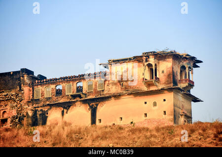 Alte Gebäude mit Gitter Windows steht auf einem Hügel in Amer, Rajasthan. Teil der riesigen Amer Palace Complex, auch als Amber Fort bekannt. Stockfoto