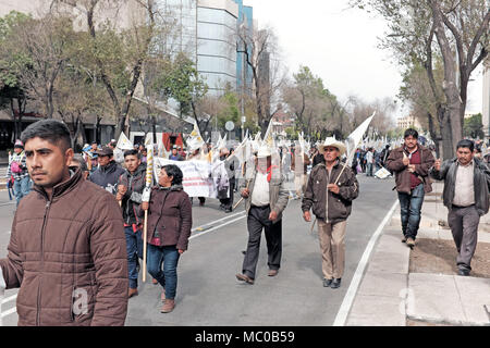 Provincial Landwirte und landwirtschaftliche Arbeitnehmer gegen die Politik ihre Existenzgrundlage entlang des Paseo de la Reforma in Mexiko-Stadt, Mexiko Auswirkungen zeigen. Stockfoto