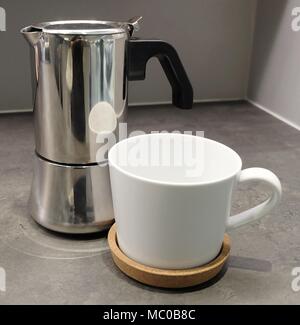 Küche und Essen, weißes Porzellan Tasse mit Kaffee Topf auf den Tisch für die Vorbereitung und trinken Kaffee am Morgen genutzt. Stockfoto