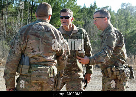 Gen. Joseph L. Votel [center], Kommandant des United States Central Command, grüßt Oberst Scott Jackson [Rechts] und Command Sgt. Maj. Christopher D. Gunn [Links], das Team für die 1. Sicherheit Kraft Unterstützung Brigade an das Joint Readiness Training Center in Fort Polk, Louisiana, 18.01.2018. Votel besucht für eine interne Kurz vor der bevorstehenden Bereitstellung des ersten SFAB für Afghanistan im Frühjahr 2018. SFABs entwickelt und als Lösung für eine dauerhafte Armee Anforderung zur Unterstützung der Verteidigung Strategie eingesetzt. (U.S. Armee Foto von Pfc. Zoe Garbarino/Freigegeben) Stockfoto