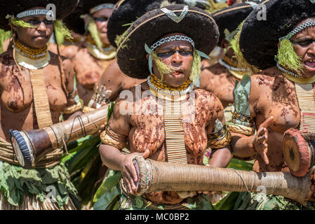 Eine Gruppe von Suli Muli Frauen von Enga tanzen mit runden das menschliche Haar Kopfschmuck, Mount Hagen Show, Papua-Neuguinea Stockfoto