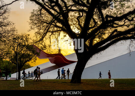 São Paulo, Brasilien, September 2017 - Ansicht der Ibirapuera Auditorium, das von dem berühmten Architekten Oscar Niemeyer projiziert. Stockfoto