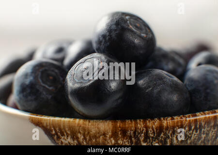 Nahaufnahme Foto von Blaubeeren in kleine Schüssel. Stockfoto