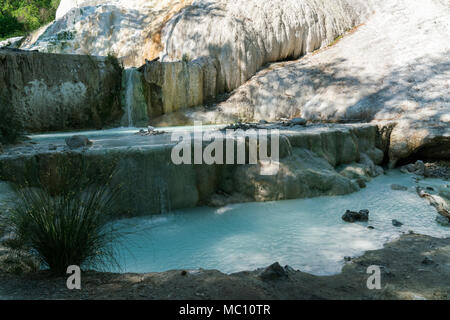 Fossa Bianca, weiße Wal, Calciumcarbonat Hot Springs und travertinbecken in Bagni San Filippo, der südlichen Toskana, Italien, Europa Stockfoto