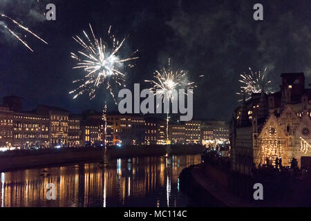 Buntes Feuerwerk den Himmel über den Arno zu Ehren des Heiligen San Ranieri in der jährlichen Luminaria Festival beleuchten jedes Jahr am Juni 16. Stockfoto