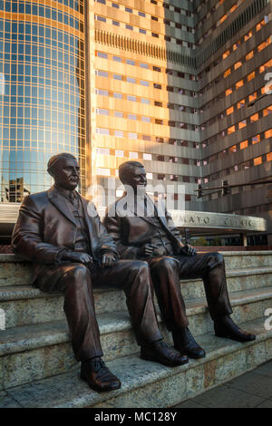 Rochester, Minnesota, USA - 21. Oktober 2012: Lebensgroßen Bronze Skulpturen des berühmten Mayo Brüder, die die Mayo Klinik, Dr. William und Dr gegründet Stockfoto