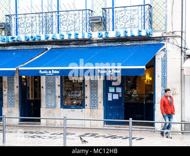 Die Außenseite des pasteis de Belém Gebäude mit einem erwachsenen Mann in der Nähe von Eingang, Lissabon, Portugal Stockfoto