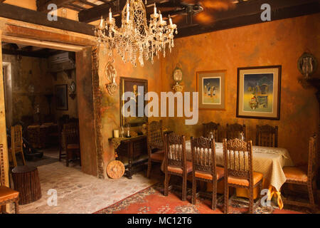 Eleganter Speisesaal mit kolonialen gestaltete Architektur mit Holzbalken an der Decke und einem Esstisch mit Stühlen in der Gallery Inn, alte Sa Stockfoto