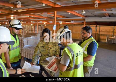 PONCE, Puerto Rico - Master Sgt. Tatshee L. Simmons, Oklahoma Army National Guard, geht über eingehende Materialien das Tagesprogramm mit den Mitgliedern Ihres Teams 14.01.16, am Hafen von Ponce Lager, von usace Task Force Power Restaurierung betrieben. Seit der Annahme, Verwaltung der Lager- und einbaukapazität yard Operationen Dez. 22, 2017 Materialien zum Bau Belegschaften gedrückt wurde, fast am gleichen Tag eintreffen. (U.S. Armee Foto von Gerald Rogers) Stockfoto