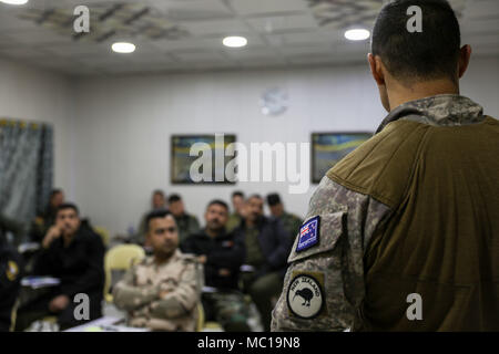 Eine Neuseeländische Soldaten beauftragt Irakische Spezialeinheiten Über uns beobachten während der Irakischen Forward Air Controller Kurs in Bagdad Kampfschule, Camp Taji, Irak, Jan. 15, 2018. Ausbildung auf den Aufbau der Kapazitäten Websites ist ein integraler Bestandteil der Combined Joint Task Force - Betrieb die Lösung der globalen Koalition, um die irakischen Sicherheitskräfte, um Mitarbeiter zu schulen ISIS zu besiegen. Stockfoto