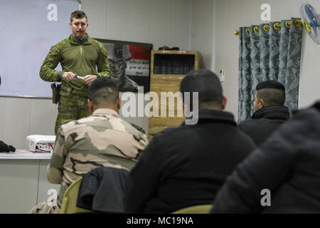 Australische Armee Bombadier McDonald beauftragt Irakische Spezialeinheiten Über uns beobachten während der Irakischen Forward Air Controller Kurs in Bagdad Kampfschule, Camp Taji, Irak, Jan. 15, 2018. Ausbildung auf den Aufbau der Kapazitäten Websites ist ein integraler Bestandteil der Combined Joint Task Force - Betrieb die Lösung der globalen Koalition, um die irakischen Sicherheitskräfte, um Mitarbeiter zu schulen ISIS zu besiegen. (U.S. Armee Foto von SPC. Audrey Ward) Stockfoto