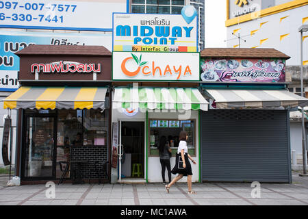 Thailändische Frauen Menschen kaufen für Trinkwasser im Coffee Shop Street Essen in morgen Zeit bei Lat Phrao am 19. August gebraut, 2017 in Bangkok, Thailand Stockfoto