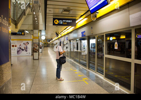 Asiatische Thais und Ausländer Reisende warten Reise durch MRT lila Linie Skytrain gehen nach Bangkok bei Bang Yai Station am 19. August 2017 in Nonthabu Stockfoto