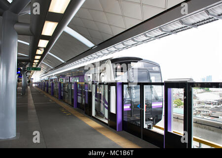 Asiatische Thais und Ausländer Reisende warten Reise durch MRT lila Linie Skytrain gehen nach Bangkok bei Bang Yai Station am 19. August 2017 in Nonthabu Stockfoto