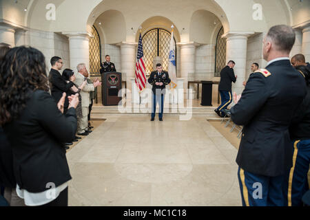 Eine Zeremonie zu Ehren der Sgt. Joseph Dixon aus Anlass seiner Promotion Personal Sgt. ist im Memorial Amphitheater Kapelle auf dem Arlington National Cemetery, Arlington, Virginia, Jan. 22, 2018 statt. Die Zeremonie wurde von Oberst Jerry Farnsworth, Stabschef, Army National Soldatenfriedhöfe und Arlington National Cemetery. (U.S. Armee Foto von Elizabeth Fraser/Arlington National Cemetery/freigegeben) Stockfoto