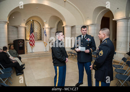 Eine Zeremonie zu Ehren der Sgt. Joseph Dixon aus Anlass seiner Promotion Personal Sgt. ist im Memorial Amphitheater Kapelle auf dem Arlington National Cemetery, Arlington, Virginia, Jan. 22, 2018 statt. Die Zeremonie wurde von Oberst Jerry Farnsworth, Stabschef, Army National Soldatenfriedhöfe und Arlington National Cemetery. (U.S. Armee Foto von Elizabeth Fraser/Arlington National Cemetery/freigegeben) Stockfoto