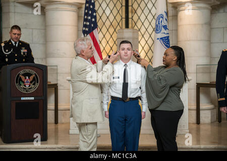 Eine Zeremonie zu Ehren der Sgt. Joseph Dixon aus Anlass seiner Promotion Personal Sgt. ist im Memorial Amphitheater Kapelle auf dem Arlington National Cemetery, Arlington, Virginia, Jan. 22, 2018 statt. Die Zeremonie wurde von Oberst Jerry Farnsworth, Stabschef, Army National Soldatenfriedhöfe und Arlington National Cemetery. (U.S. Armee Foto von Elizabeth Fraser/Arlington National Cemetery/freigegeben) Stockfoto