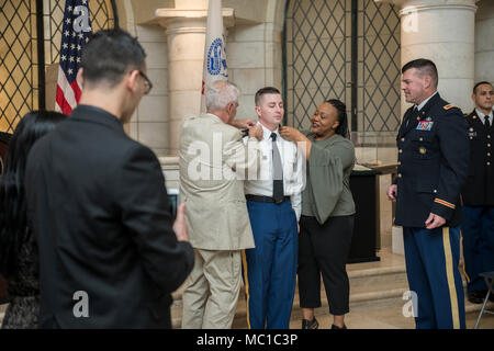 Eine Zeremonie zu Ehren der Sgt. Joseph Dixon aus Anlass seiner Promotion Personal Sgt. ist im Memorial Amphitheater Kapelle auf dem Arlington National Cemetery, Arlington, Virginia, Jan. 22, 2018 statt. Die Zeremonie wurde von Oberst Jerry Farnsworth, Stabschef, Army National Soldatenfriedhöfe und Arlington National Cemetery. (U.S. Armee Foto von Elizabeth Fraser/Arlington National Cemetery/freigegeben) Stockfoto