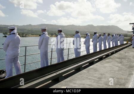 POLARIS, Guam (Jan. 23, 2018) - Segler zum u-boot Tender USS Frank Kabel zugewiesen (40), Mann die Schienen, wie das Schiff kehrt nach 10-Monaten, 31.01.23. Frank Kabel ging Guam März 7, 2017, Unterstützung der maritimen expeditionary Operations in der dritten Flotte Fläche von Operationen und machte einen trockendock Wartung Verfügbarkeit am Vigor Industrial Werft in Portland, Erz Frank Kabel eingeführt, nach Guam, Reparaturen, rearm und reprovisions eingesetzt waren, U.S. Naval Forces im Indo-pazifischen Region. (U.S. Marine Foto von Mass Communication Specialist 3. Klasse Josh Stockfoto