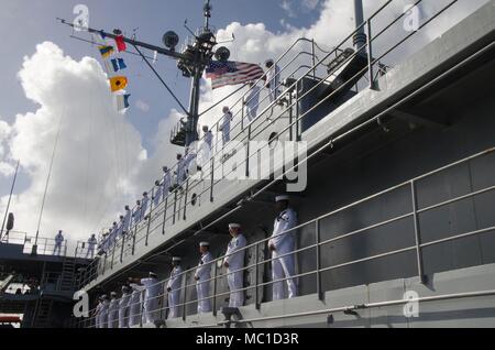 POLARIS, Guam (Jan. 23, 2018) - Segler zum u-boot Tender USS Frank Kabel zugewiesen (40), Mann die Schienen, wie das Schiff kehrt nach 10-Monaten, 31.01.23. Frank Kabel ging Guam März 7, 2017, Unterstützung der maritimen expeditionary Operations in der dritten Flotte Fläche von Operationen und machte einen trockendock Wartung Verfügbarkeit am Vigor Industrial Werft in Portland, Erz Frank Kabel eingeführt, nach Guam, Reparaturen, rearm und reprovisions eingesetzt waren, U.S. Naval Forces im Indo-pazifischen Region. (U.S. Marine Foto von Mass Communication Specialist 3. Klasse Josh Stockfoto