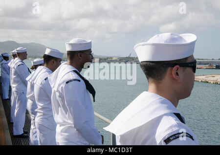 POLARIS, Guam (Jan. 23, 2018) - Segler zum u-boot Tender USS Frank Kabel zugewiesen (40), Mann die Schienen, wie das Schiff kehrt nach 10-Monaten, 31.01.23. Frank Kabel ging Guam März 7, 2017, Unterstützung der maritimen expeditionary Operations in der dritten Flotte Fläche von Operationen und machte einen trockendock Wartung Verfügbarkeit am Vigor Industrial Werft in Portland, Erz Frank Kabel eingeführt, nach Guam, Reparaturen, rearm und reprovisions eingesetzt waren, U.S. Naval Forces im Indo-pazifischen Region. (U.S. Marine Foto von Mass Communication Specialist 3. Klasse Josh Stockfoto