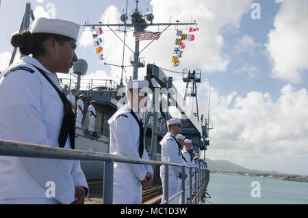 POLARIS, Guam (Jan. 23, 2018) - Segler zum u-boot Tender USS Frank Kabel zugewiesen (40), Mann die Schienen, wie das Schiff kehrt nach 10-Monaten, 31.01.23. Frank Kabel ging Guam März 7, 2017, Unterstützung der maritimen expeditionary Operations in der dritten Flotte Fläche von Operationen und machte einen trockendock Wartung Verfügbarkeit am Vigor Industrial Werft in Portland, Erz Frank Kabel eingeführt, nach Guam, Reparaturen, rearm und reprovisions eingesetzt waren, U.S. Naval Forces im Indo-pazifischen Region. (U.S. Marine Foto von Mass Communication Specialist 3. Klasse Josh Stockfoto