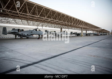 Die 303Rd Expeditionary Jagdgeschwader landete an der Al Udeid Air Base, Katar, auf dem Weg nach Kandahar Airfield Jan. 18, 2018. Us Air Forces Central Command neu ausgerichtet Airpower zu USFOR-A Combined-Joint Bereich von Operationen (CJOA) verstärkte Maßnahmen zur Unterstützung der entschlossenen Unterstützung der Mission und den Betrieb, die die Freiheit des Sentinel zu unterstützen. (U.S. Air National Guard Foto von Master Sgt. Phil Speck) Stockfoto